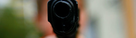 Supermarkt-Kunden überwältigen bewaffneten Räuber Supermarkt-Kunden überwältigen bewaffneten Räuber